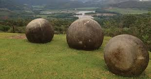 Tuy nhiên, giới chuyên gia mãi vẫn chưa tìm ra lời giải về việc người xưa tạo ra hàng trăm khối đá hình cầu với mục đích gì.