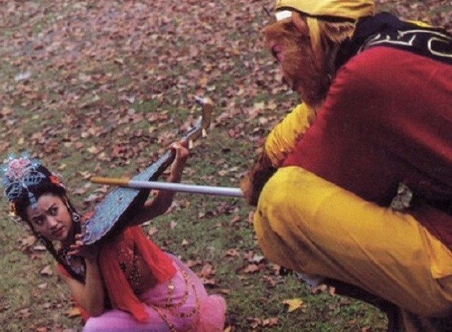 Trong đó, ở lần giao đấu thứ 2, Mỹ Hầu Vượng bị bọ cạp tinh dùng phần đuôi có chứa nọc độc đốt vào đầu. Cú đốt của Tỳ Bà Tinh khiến Tôn Ngộ Không đau đầu và phải bỏ chạy.