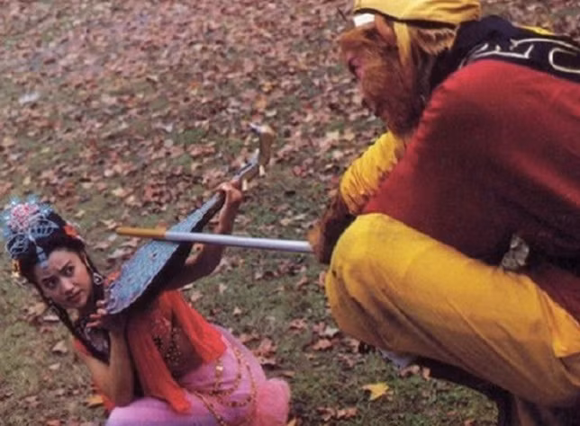 Trong đó, ở lần giao đấu thứ 2, Mỹ Hầu Vượng bị bọ cạp tinh dùng phần đuôi có chứa nọc độc đốt vào đầu. Cú đốt của Tỳ Bà Tinh khiến Tôn Ngộ Không đau đầu và phải bỏ chạy.