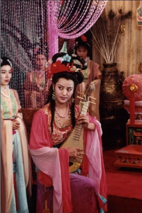 Khi biết Đường Tăng đi qua Nữ Nhi Quốc, Tỳ Bà Tinh vô vùng vui mừng. Thay vì muốn ăn thịt Đường Tăng, yêu quái này muốn kết thành phu thê với ông. Ả đã dùng mưu kế để bắt Đường Tăng về Tỳ Bà Động.