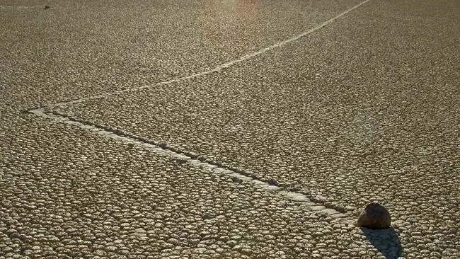 Trong suốt nhiều năm, lòng hồ khô cạn Racetrack Playa tại Vườn quốc gia Thung lũng Chết, California, Mỹ trở thành địa điểm hấp dẫn giới chuyên gia cũng như công chúng khi có hàng trăm hòn đá "biết đi".