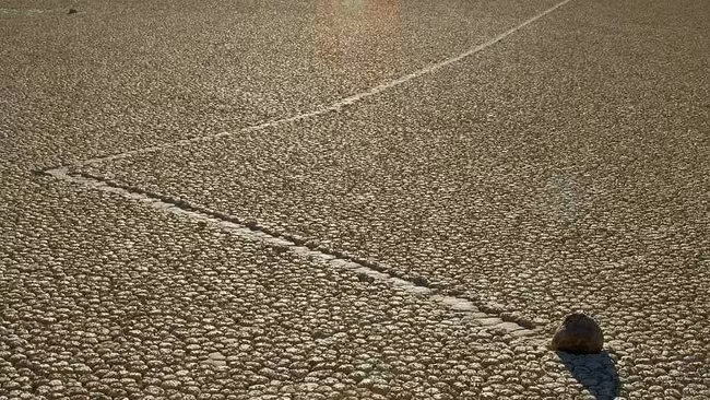 Trong suốt nhiều năm, lòng hồ khô cạn Racetrack Playa tại Vườn quốc gia Thung lũng Chết, California, Mỹ trở thành địa điểm hấp dẫn giới chuyên gia cũng như công chúng khi có hàng trăm hòn đá "biết đi".