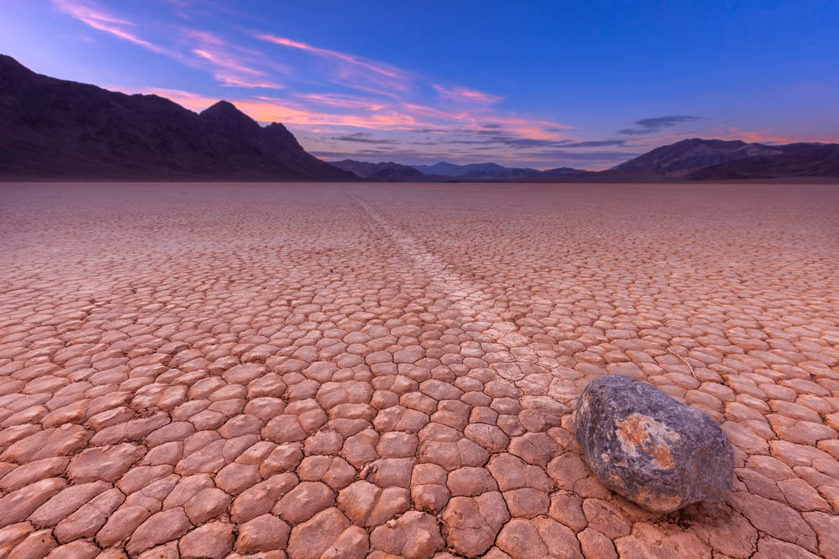 Những hòn đá đến từ vùng núi xung quanh rơi xuống lòng hồ cạn Racetrack Playa do xói mòn. Chúng được tạo thành từ dolomite và syenite. Racetrack Playa trải dài 4,8 km và rộng 3,2 km, được hình thành cách đây khoảng 10.000 năm, khi biến đổi khí hậu khiến hồ nước cổ đại bốc hơi, để lại bãi bùn khổng lồ.