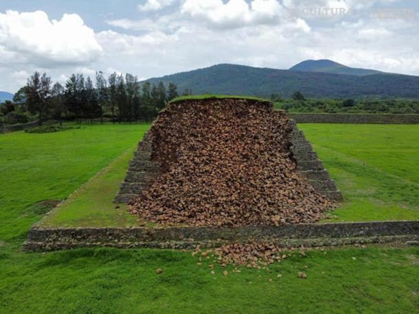 Các chuyên gia thuộc INAH đã xác nhận hư hỏng ở ít nhất 6 bậc thang tại phần đáy phía nam của kim tự tháp hơn 1.100 tuổi ảnh hưởng tới cả tường ngoài và lõi bên trong.