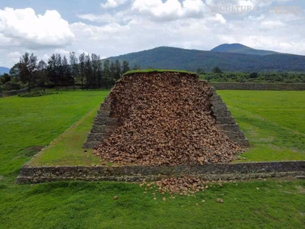 Các chuyên gia thuộc INAH đã xác nhận hư hỏng ở ít nhất 6 bậc thang tại phần đáy phía nam của kim tự tháp hơn 1.100 tuổi ảnh hưởng tới cả tường ngoài và lõi bên trong.