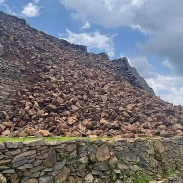 Những cấu trúc kim tự tháp ở Ihuatzio là nơi linh thiêng, nhiều khả năng là nơi diễn ra các nghi lễ cúng tế. Các công trình này cũng có vai trò chính trị, là biểu tượng cho sức mạnh của nền văn hóa.