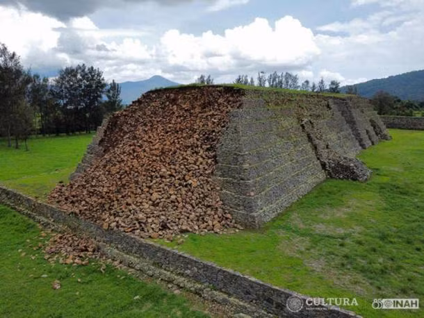 Theo các chuyên gia, phần trung tâm ở mặt phía nam của kim tự tháp bị sụp xuống.