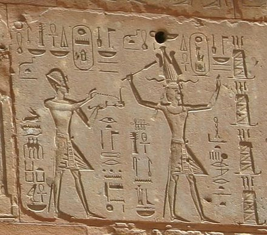Thậm chí, pharaoh Thutmose III còn chuyển thi hài Hatshepsut tới một ngôi mộ tồi tàn. Do đó, các nhà khảo cổ biết rất ít về thời gian cai trị Ai Cập của bà hoàng này.