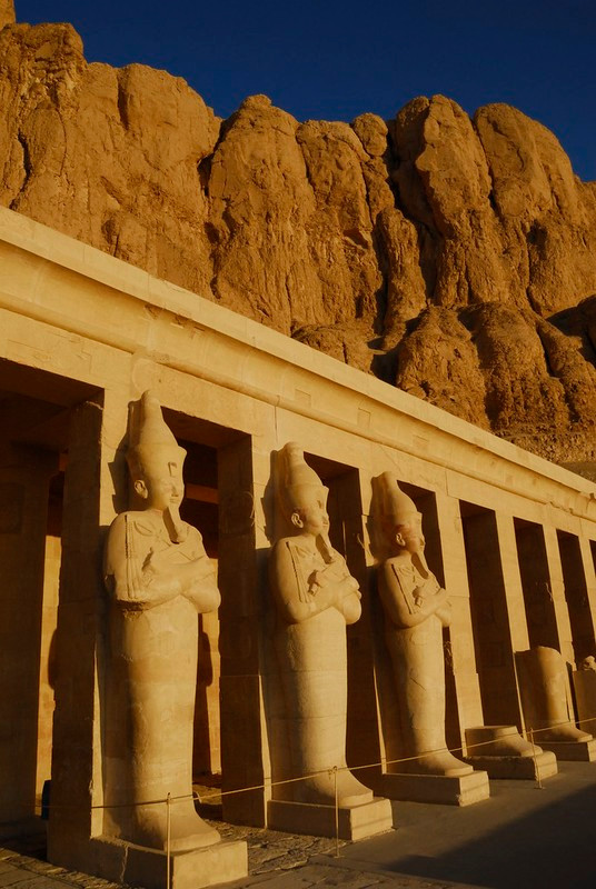 Điển hình là việc hình ảnh của Hatshepsut trong nhiều đền thờ, tượng đài, thậm chí sử sách đều bị loại bỏ.