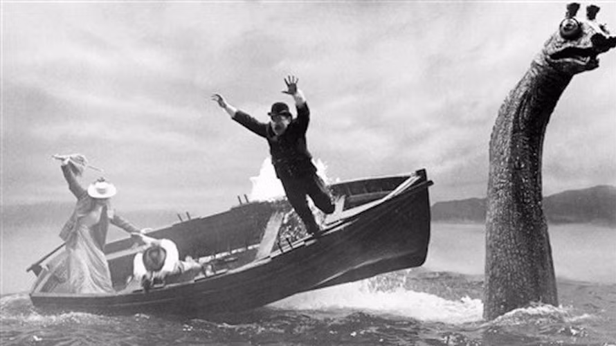 Lần đầu quái vật hồ Loch Ness được ghi chép là vào năm 565. Khi ấy, một tu sĩ người Ireland là Saint Columba đã xua đuổi một sinh vật hung dữ trồi lên từ dưới mặt hồ rồi tấn công một trong những người bạn hành hương của mình.