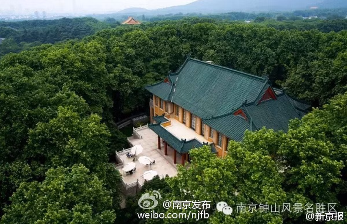 Xung quanh cung điện là khung cảnh núi rừng nên thơ, càng làm nổi bật món quà mà Tưởng Giới Thạch dành tặng Tống Mỹ Linh. Điều thú vị là "sợi dây chuyền" này thay đổi màu sắc theo mùa. Vào mùa xuân và mùa hè, "sợi dây chuyền" có màu xanh và chuyển sang màu vàng vào mùa thu.