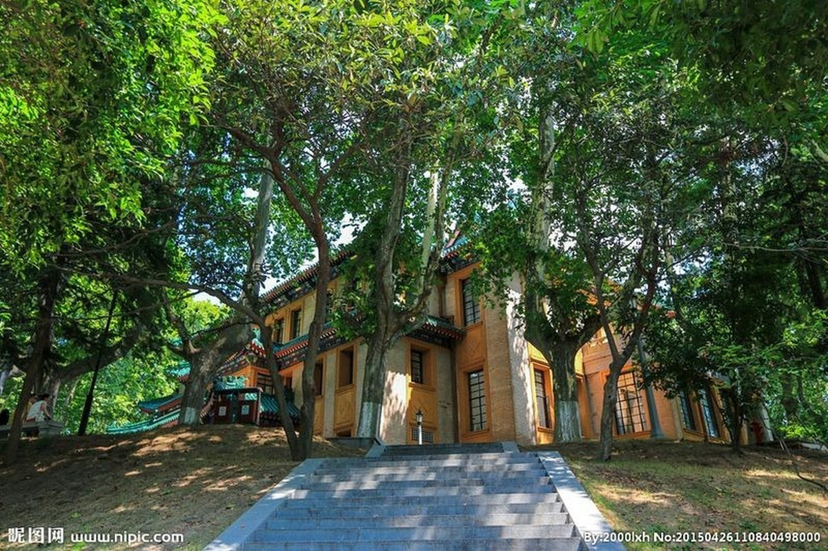 Khi nhìn từ trên cao, cung điện Mỹ Linh trông giống như một viên ngọc lục bảo nằm trên mặt chuỗi dây chuyền.