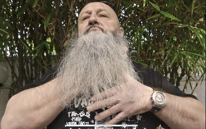 Năm 2013, ông Antanas Kontrimas (đến từ Lithuania) đã sử dụng bộ râu của mình để nâng được vật nặng 63,8 kg. Theo đó, ông nắm giữ kỷ lục người có bộ râu nâng được vật nặng nhất.