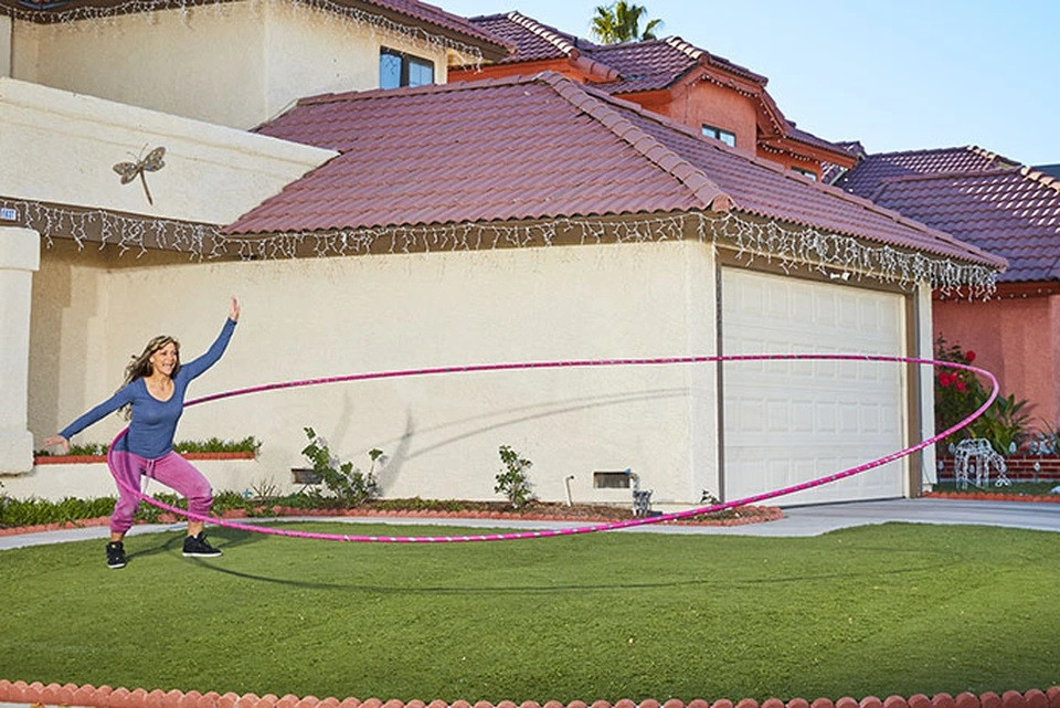 Getti Kehayoa (Mỹ) đã lập kỷ lục Guinness với việc lắc chiếc vòng hula hoop rộng 5,2m.