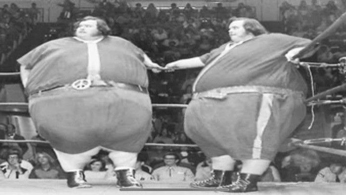 Năm 1978, Billy Leon McCrary nặng 337 kg trong khi người anh em song sinh Benny Lloyd nặng 328 kg. Theo đó, họ được xác nhận là cặp song sinh nặng nhất trên thế giới.