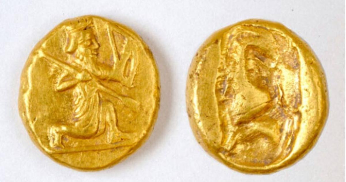 Chiếc bình cổ chứa tiền vàng được các nhà khảo cổ phát hiện bên trong một căn phòng dưới ngôi nhà ở Notion, thành phố Hy Lạp cổ đại ở phía tây Thổ Nhĩ Kỳ.