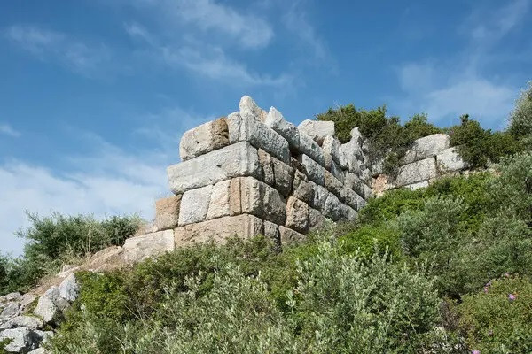 Từ năm 430 trước Công nguyên đến năm 427 trước Công nguyên, một lực lượng người Ba Tư, Hy Lạp và lính tấn công, thôn tính Notion. Trong suốt thời gian đó, vị tướng người Athen Paches giết lính đánh thuê ủng hộ Ba Tư, kích động trục xuất người Ba Tư khỏi thành phố khi quân Athen nắm quyền kiểm soát. Theo Ratté, những sự kiện này có thể là nguyên nhân khiến người xưa chôn giấu chiếc bình chứa đầy tiền vàng.