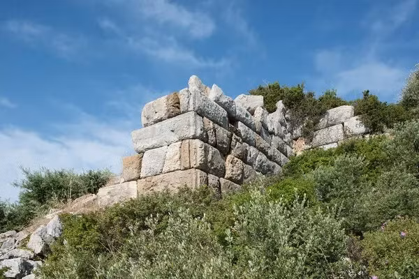 Từ năm 430 trước Công nguyên đến năm 427 trước Công nguyên, một lực lượng người Ba Tư, Hy Lạp và lính tấn công, thôn tính Notion. Trong suốt thời gian đó, vị tướng người Athen Paches giết lính đánh thuê ủng hộ Ba Tư, kích động trục xuất người Ba Tư khỏi thành phố khi quân Athen nắm quyền kiểm soát. Theo Ratté, những sự kiện này có thể là nguyên nhân khiến người xưa chôn giấu chiếc bình chứa đầy tiền vàng.