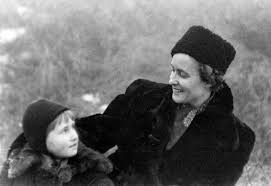 Với những đóng góp to lớn cho tình báo Liên Xô, bà Ruth được thăng hàm Đại tá năm 1938. Cũng trong năm này, bà quyết định rút lui khỏi giới tình báo, trở về Liên Xô rồi gia nhập Tổng cục Chính trị của Hồng quân.