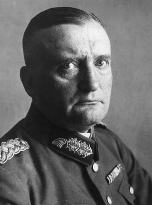 Điệp viên Ruth xây dựng được mạng lưới tình báo rộng. Trong số này, người cung cấp một số thông tin tình báo quan trọng cho bà là Tướng Đức Kurt von Hammerstein-Equord (trong ảnh) - người có mối quan hệ gần gũi với bà trong suốt nhiều năm.