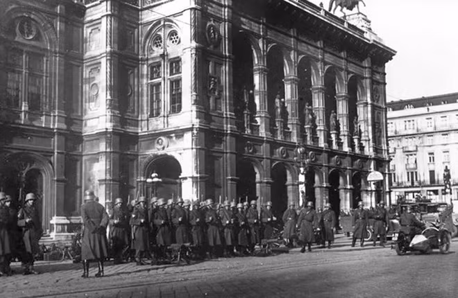 Năm 25 tuổi, bà Ruth gia nhập Đảng Dân chủ-Xã hội Áo và Mặt trận Thanh niên Xã hội chủ nghĩa. Đến tháng 2/1934, sau khi tổ chức theo chủ nghĩa xã hội Republikanischer Schutzbund nổi dậy lật đổ chính quyền bất thành, bà Ruth cùng chồng Ernst Fischer quyết định rời nước Áo.