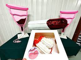 Ngoài ra, du khách có thể mua một số món đồ lưu niệm tại cửa hàng bán bên trong Vagina Museum như bưu thiếp, cốc... có in hình âm đạo.