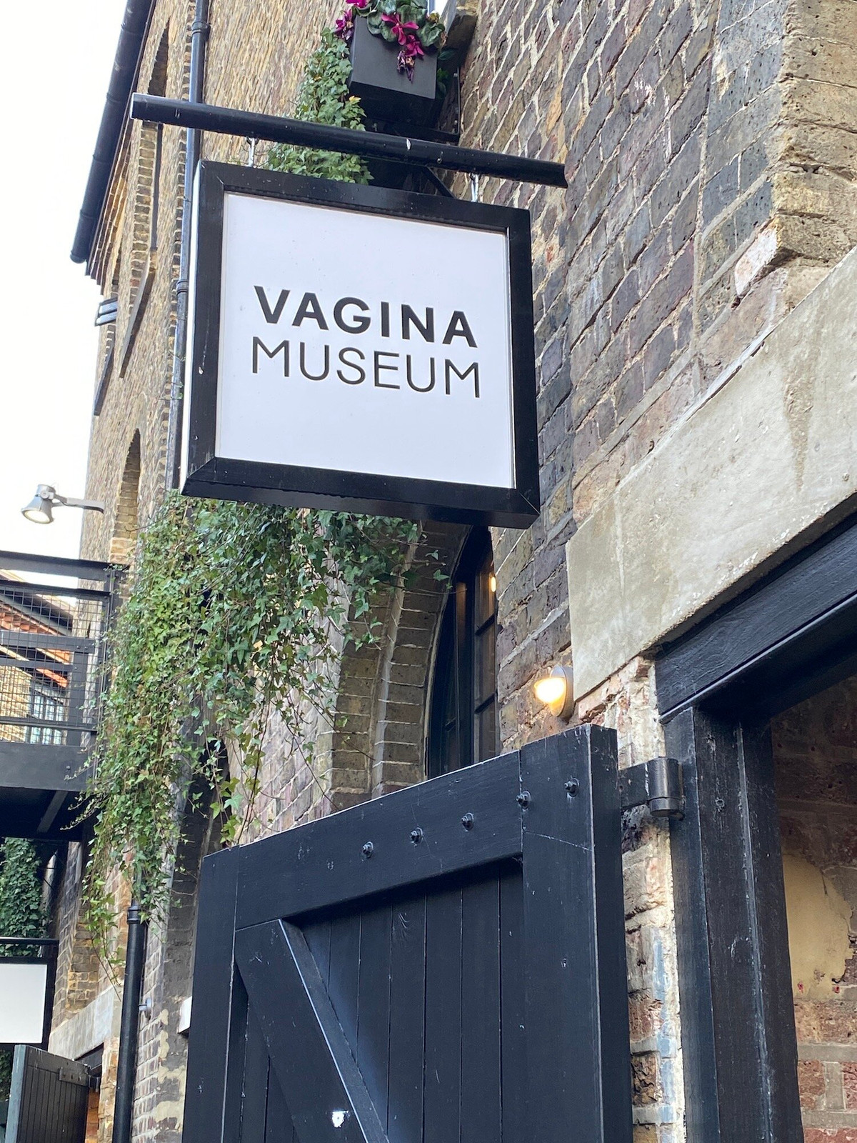 Khi ghé thăm thủ đô London, Anh, nhiều du khách tới tham quan Vagina Museum - bảo tàng âm đạo đầu tiên trên thế giới. Một số người "ngượng đỏ mặt" khi tới bảo tàng tìm hiểu về chủ đề "nhạy cảm".