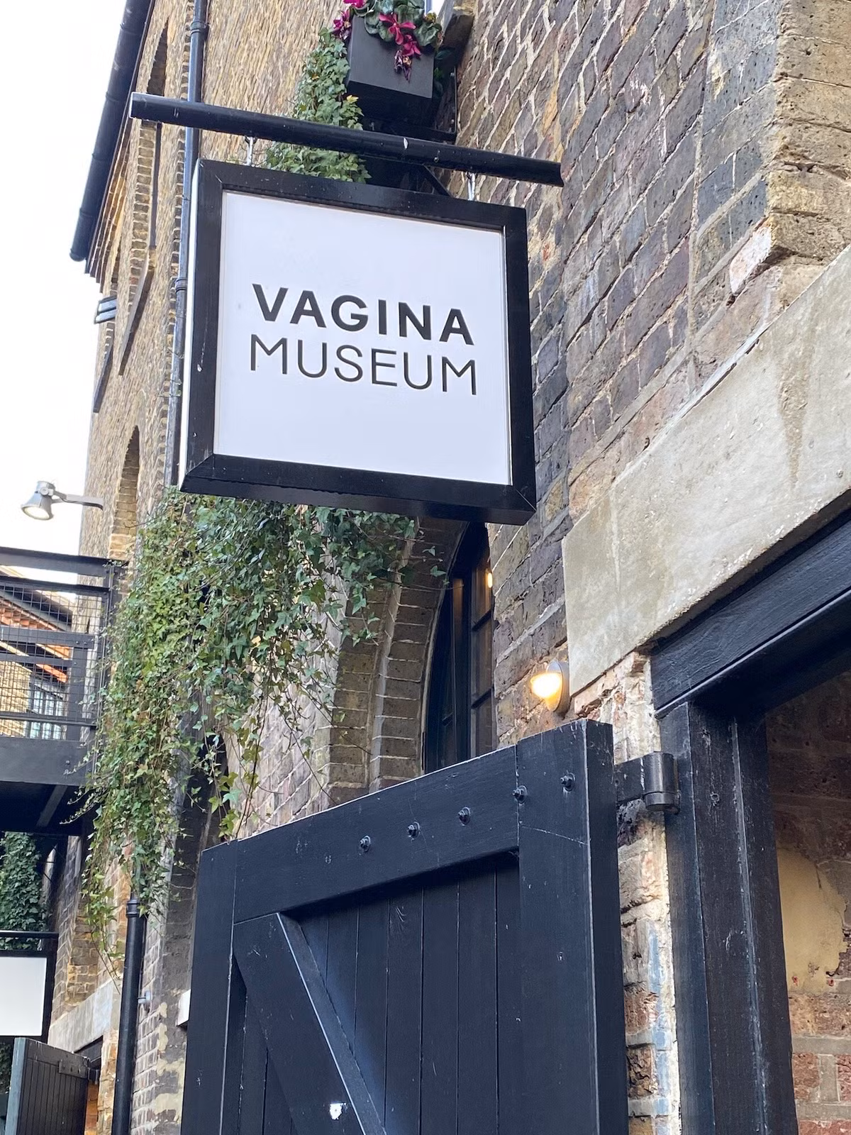Khi ghé thăm thủ đô London, Anh, nhiều du khách tới tham quan Vagina Museum - bảo tàng âm đạo đầu tiên trên thế giới. Một số người "ngượng đỏ mặt" khi tới bảo tàng tìm hiểu về chủ đề "nhạy cảm".