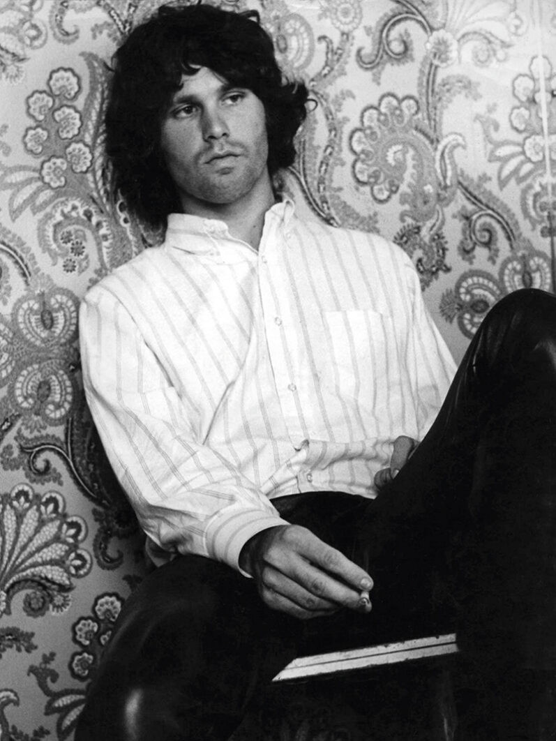 Jim Morrison - trưởng nhóm nhạc rock The Doors - là một trong những nam nghệ sĩ nổi tiếng thế giới vào những năm 1960. Ông qua đời vì đột quỵ ngày 3/7/1971. Khi ấy, ông 27 tuổi 207 ngày.