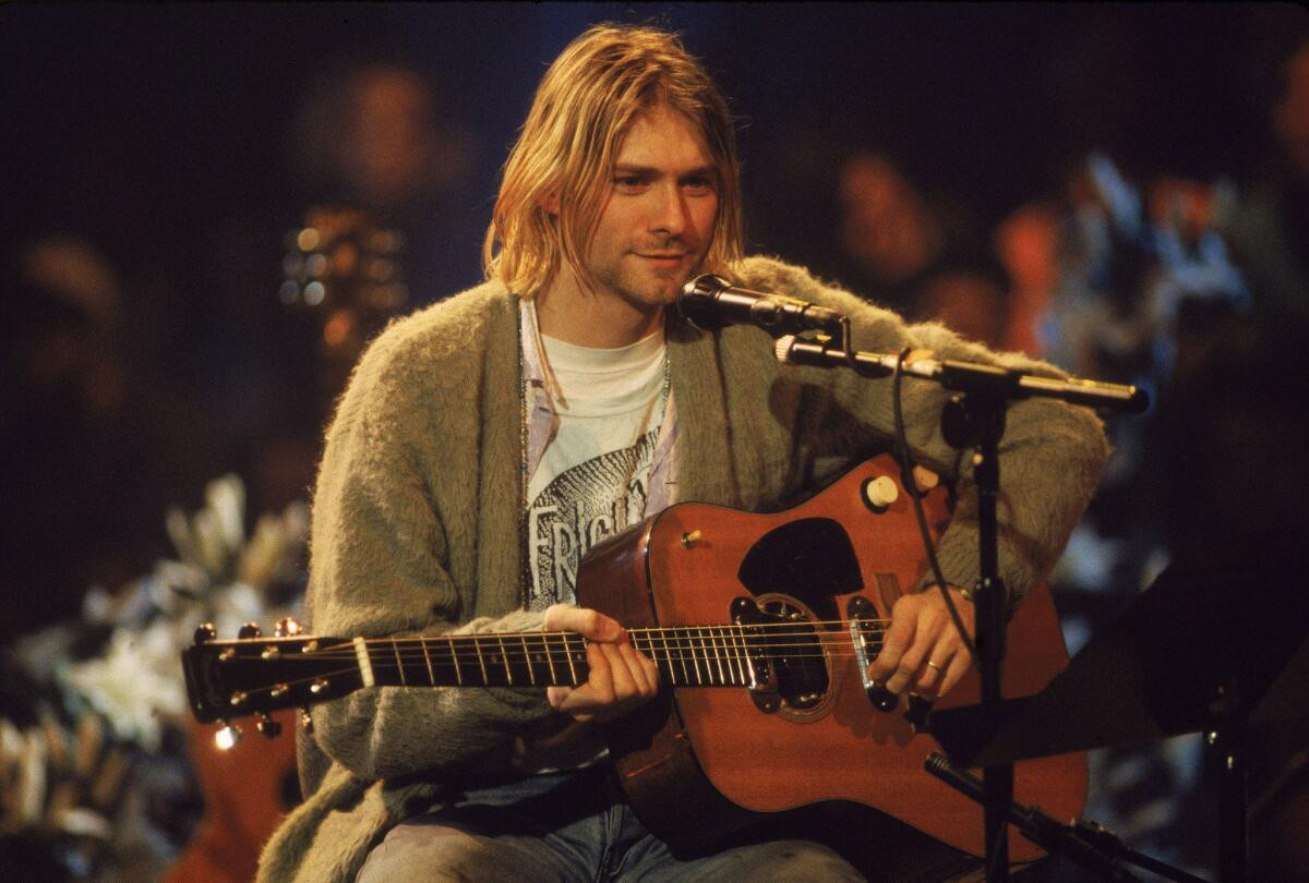 Tiếp đến, nam ca sĩ đình đám của nhóm Nirvana là Kurt Cobain qua đời sau những rắc rối trong việc sử dụng rượu và ma túy. Ông đã dùng súng tự sát năm 1994 khi vừa bước qua tuổi 27 được 44 ngày.