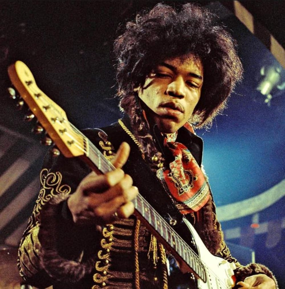 Những nghệ sĩ nổi tiếng nhất của 27 Club là Jimi Hendrix (trong ảnh), Jim Morrison và Kurt Cobain. Trong đó, Jimi Hendrix (27/11/1942 - 18/9/1970) là tay rock guitarist huyền thoại. Ông qua đời ở London vì ngạt thở khi đang phê chất kích thích.