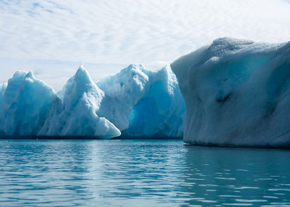 Theo đó, con thuyền sẽ bị lật úp và nạn nhân rơi xuống nước. Qalupalik sẽ dùng những chiếc móng tay dài, sắc nhọn để tấn công rồi nhét nạn nhân vào chiếc túi lớn mà nó đeo ở trên lưng.