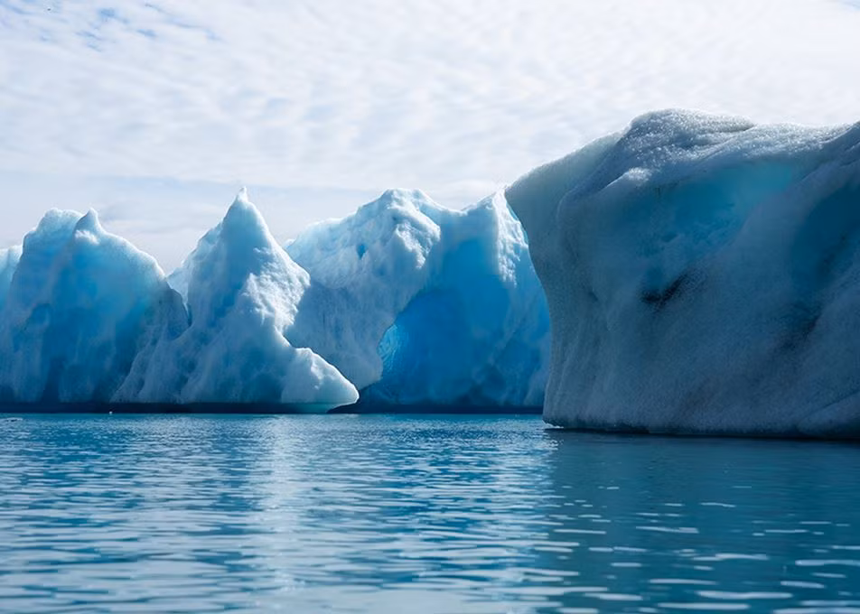 Theo đó, con thuyền sẽ bị lật úp và nạn nhân rơi xuống nước. Qalupalik sẽ dùng những chiếc móng tay dài, sắc nhọn để tấn công rồi nhét nạn nhân vào chiếc túi lớn mà nó đeo ở trên lưng.
