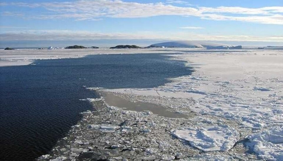 Quái thú Qalupalik có những móng tay dài, sắc nhọn. Khi phát hiện có người đang đi thuyền, nó sẽ bất ngờ lao lên mặt nước và tấn công dữ dội.