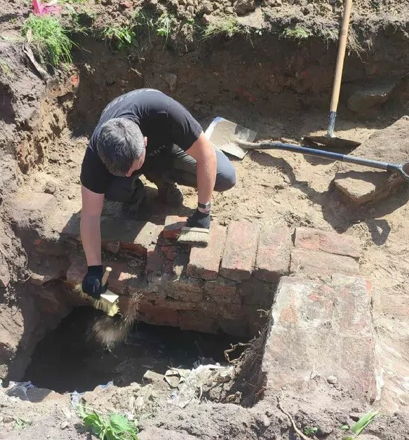 Nicolaus Copernicus (1473 - 1543) là nhà thiên văn người Ba Lan nổi tiếng thế giới. Ông đã đưa ra nhận định rằng, Trái đất và các hành tinh khác quay quanh Mặt trời chứ không phải ngược lại.