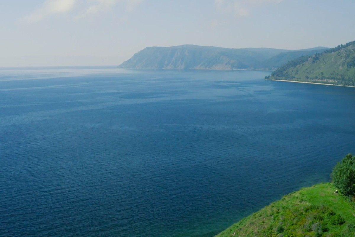 Trong khi đó, một số người miêu tả sinh vật ẩn náu dưới hồ Baikal là một con quái vật thằn lằn có móng vuốt, gai nhọn chạy dọc lưng. Tuy nhiên, vài người lại cho rằng nó trông giống như một loài cá sấu cổ đại.