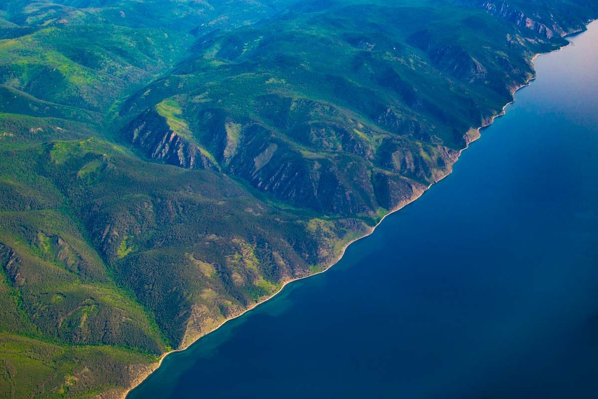 Nước của hồ Baikal cũng là một trong những hồ nước trong nhất trên thế giới. Tại một số địa điểm thuộc khu vực hồ, du khách có thể nhìn thấy đáy ở độ sâu khoảng 40m.