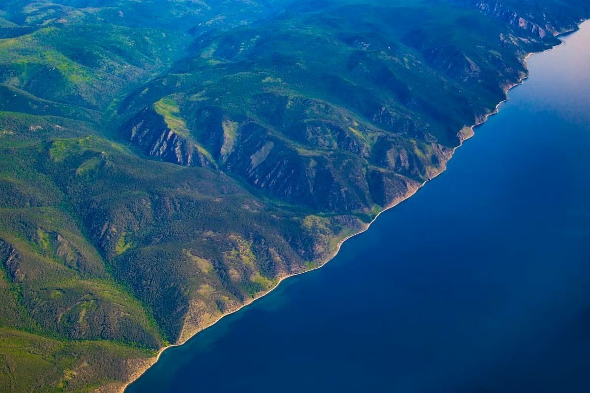 Nước của hồ Baikal cũng là một trong những hồ nước trong nhất trên thế giới. Tại một số địa điểm thuộc khu vực hồ, du khách có thể nhìn thấy đáy ở độ sâu khoảng 40m.