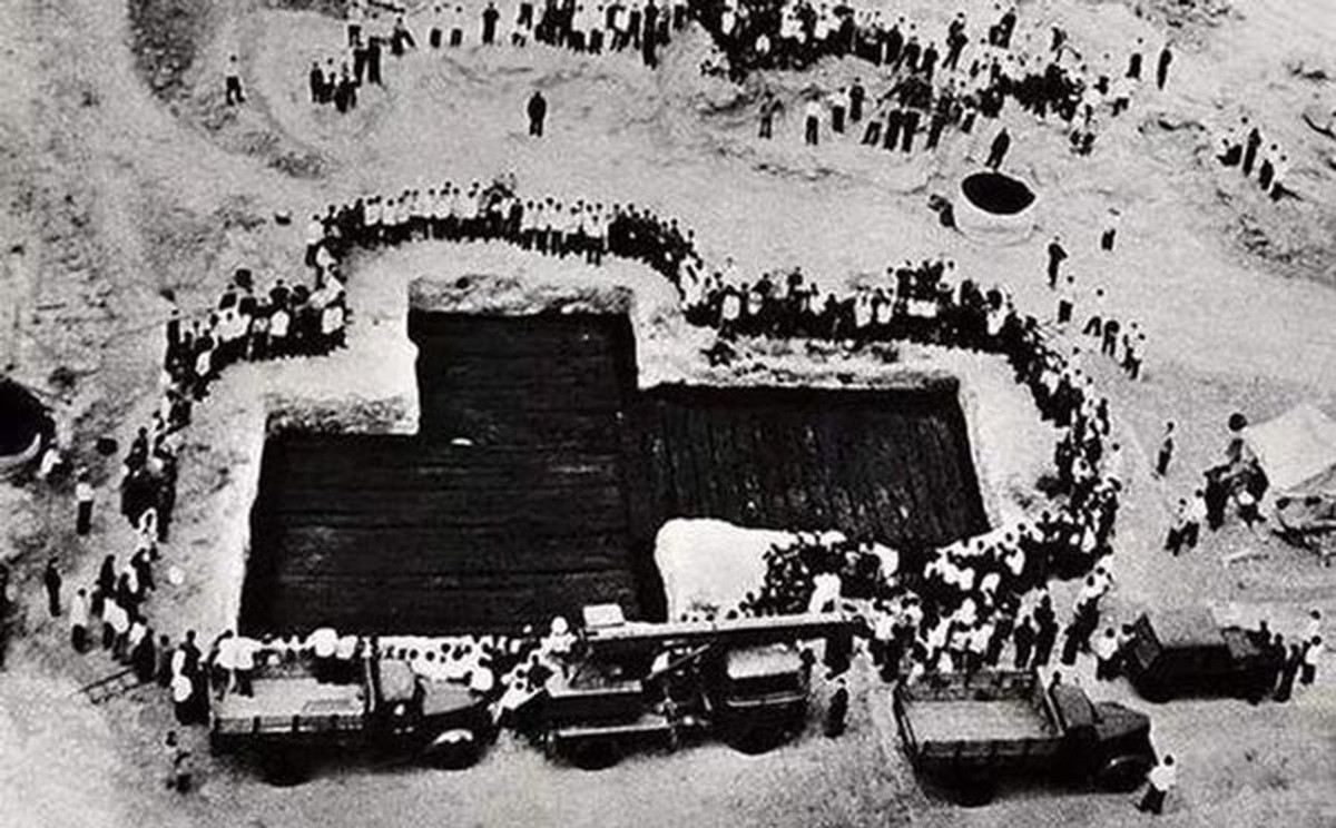 Để tiến vào bên trong lăng mộ, các chuyên gia mất khá nhiều công sức, thời gian khi phải di chuyển 47 phiến đá lớn trước khi đào qua một lớp than củi dày.