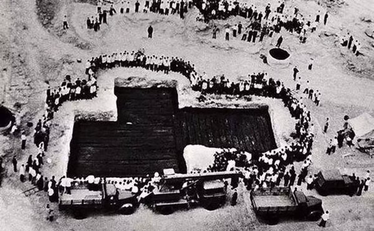 Để tiến vào bên trong lăng mộ, các chuyên gia mất khá nhiều công sức, thời gian khi phải di chuyển 47 phiến đá lớn trước khi đào qua một lớp than củi dày.