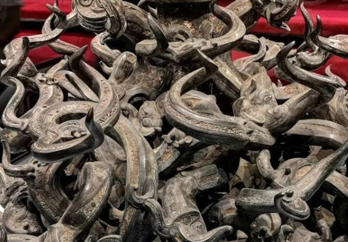 Tập tục mai táng đáng sợ này được thực hiện trong suốt hàng ngàn năm ở nhiều triều đại phong kiến Trung Quốc. Theo "truyền thống", sau khi qua đời, nhiều hoàng đế, hoàng thân, quý tộc được chôn cất trong lăng mộ cùng nhiều vàng bạc, châu báu... Đặc biệt, một số thê thiếp, người hầu... để họ tiếp tục hầu hạ chủ nhân ở thế giới cõi âm.