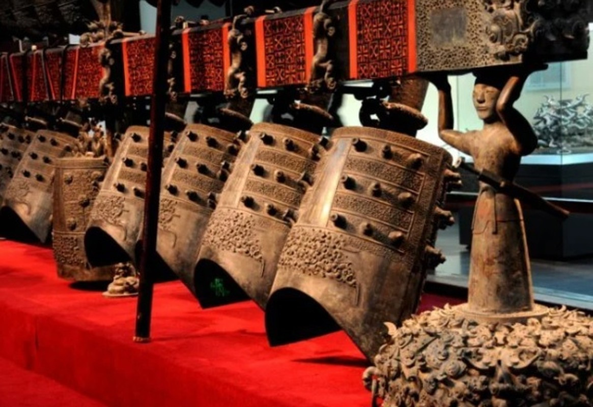 Qua kiểm tra, giới nghiên cứu xác định 21 quan tài chứa hài cốt nữ giới đặt xung quanh một quan tài chứa hài cốt nam giới và cũng là chủ nhân ngôi mộ. Quan tài của chủ nhân ngôi mộ có trọng lượng lớn nhất khi nặng khoảng 7 tấn và được trang trí cầu kỳ nhất.