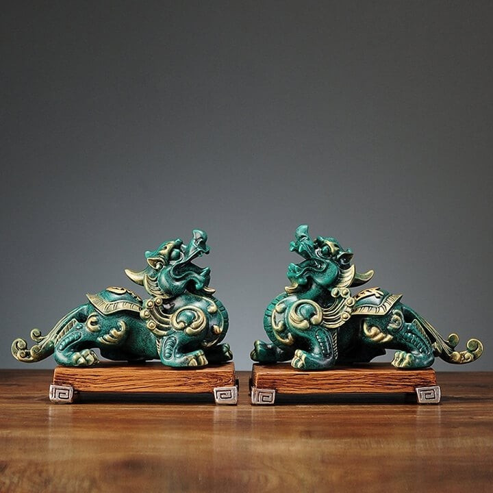 Liên quan đến tỳ hưu, dân gian lưu truyền truyền thuyết về việc ngay từ lúc sinh ra sinh vật đã không có hậu môn. Do bị dị tật như vậy và không có phương tiện cứu chữa hiện đại nên sau vài ngày chào đời, tỳ hưu thăng thiên.