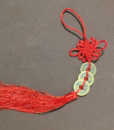 Người ta thường dùng sợi dây màu đỏ để xâu ba đồng tiền xu rồi treo trên cửa chính để kích hoạt nguồn tài lộc. Âm thanh phát ra từ những đồng tiền xu phát ra được cho là để chiêu tài và những đồng tiền xu tượng trưng cho của cải đã vào nhà. Thông tin trong bài mang tính tham khảo, chiêm nghiệm.