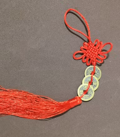 Người ta thường dùng sợi dây màu đỏ để xâu ba đồng tiền xu rồi treo trên cửa chính để kích hoạt nguồn tài lộc. Âm thanh phát ra từ những đồng tiền xu phát ra được cho là để chiêu tài và những đồng tiền xu tượng trưng cho của cải đã vào nhà. Thông tin trong bài mang tính tham khảo, chiêm nghiệm.