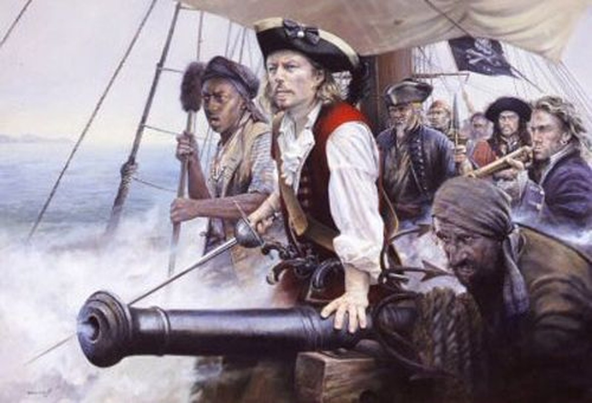 Dưới áp lực của Ấn Độ, Vua William III của Anh đã treo khoản tiền thưởng lớn cho ai bắt giữ được Henry Every. Vì vậy, "vua hải tặc" này bị truy lùng gắt gao.