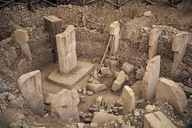 Ngoài các biểu tượng "V", nhóm chuyên gia đã phân tích một bức chạm khắc về "con thú giống chim" có hình chữ V tương tự được khắc quanh cổ. Theo các chuyên gia, bức vẽ này có thể đại diện cho "chòm sao hạ chí vào thời điểm nó được khắc".