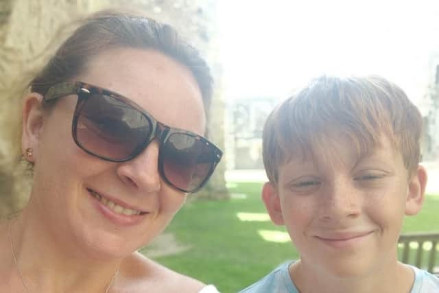 Đây có thể là phần thưởng dành cho lòng dũng cảm, công trạng trong cuộc xâm chiếm nước Anh của quân đội La Mã. Về sau, trang sức được thay thế bằng tiền.