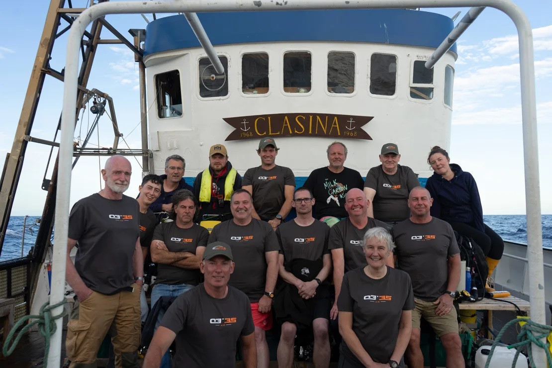 "Con tàu nằm nghiêng về mạn phải, dường như khá nguyên vẹn. Những khẩu súng trông như thể vẫn hoạt động được. Chúng bóng loáng đến mức khó tin. Tôi chưa bao giờ thấy khẩu súng nào ở trong trạng thái tuyệt vời như vậy. Nhưng chúng tôi rất buồn trước cái chết của 524 thành viên thủy thủ đoàn", Will Schwarz - một trong những thợ lặn cho biết.