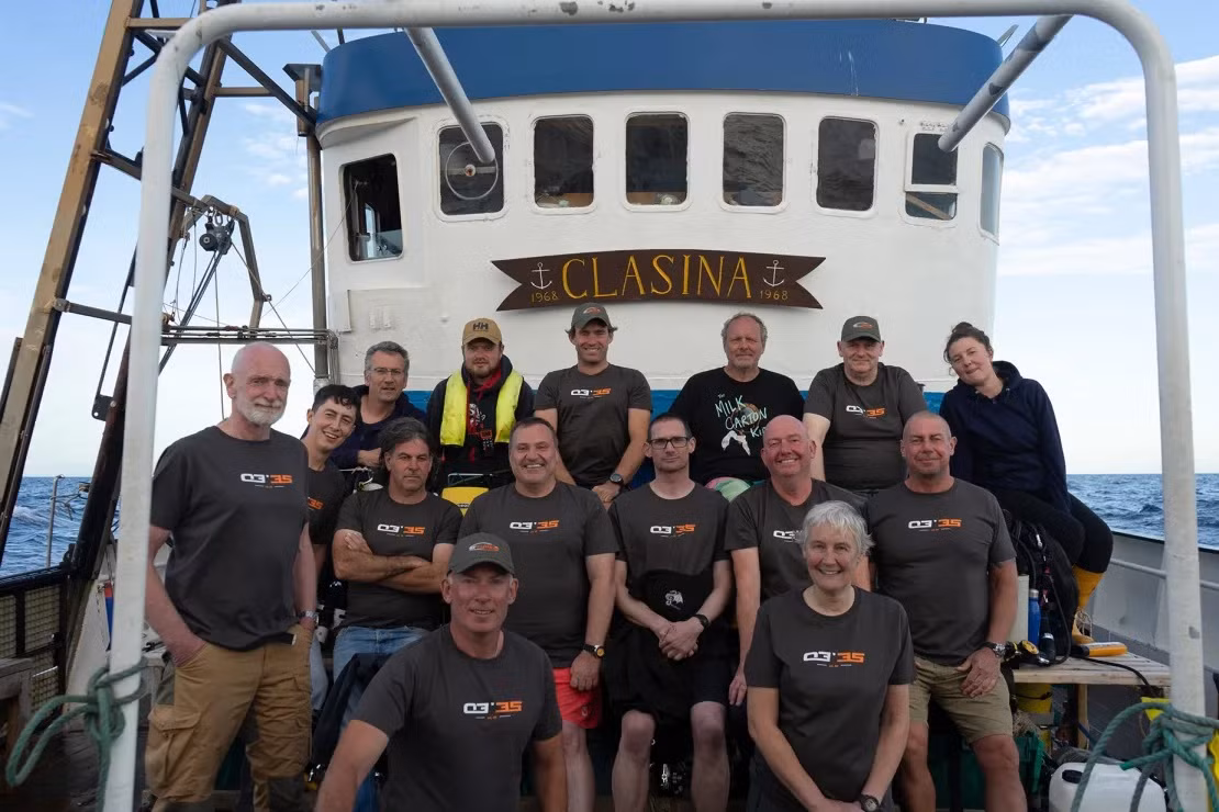 "Con tàu nằm nghiêng về mạn phải, dường như khá nguyên vẹn. Những khẩu súng trông như thể vẫn hoạt động được. Chúng bóng loáng đến mức khó tin. Tôi chưa bao giờ thấy khẩu súng nào ở trong trạng thái tuyệt vời như vậy. Nhưng chúng tôi rất buồn trước cái chết của 524 thành viên thủy thủ đoàn", Will Schwarz - một trong những thợ lặn cho biết.